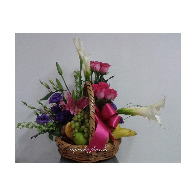 Arreglo frutal en canasta con flores en gama rosas y blancas